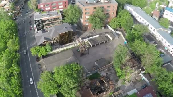 Luftaufnahme von Straße mit Autoverkehr und zerstörtem Haus — Stockvideo