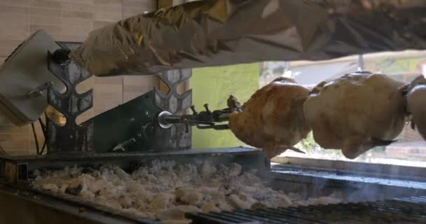 Poulet grillé cuit sur la brochette — Video