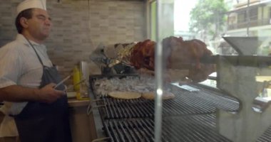 Cook gösteri penceresikarşı kafede ızgara tavuk pide ve rosto et pişiriyor