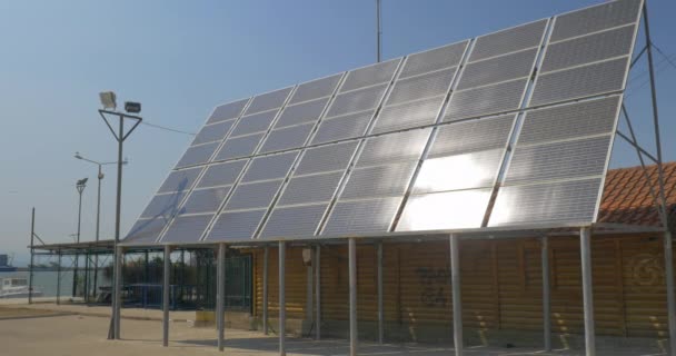 Dans la rue de la ville Perea, la Grèce sont des panneaux solaires — Video