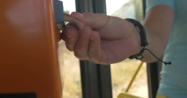Постріл чоловіка, що перевіряє квитки на громадському транспорті — стокове відео