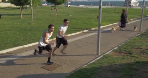 Dans la ville de Thessalonique, en Grèce deux jeunes garçons faisant du parkour — Video