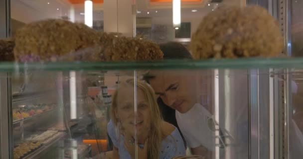 Крупный план женщины и мужчины в магазине сладостей — стоковое видео