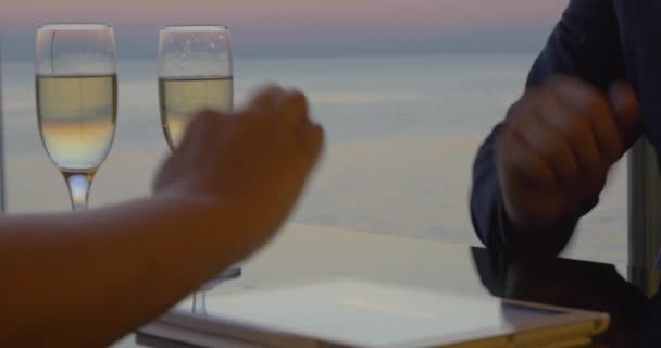 Masada adam bir kadının el sallar ve anlaşma — Stok video