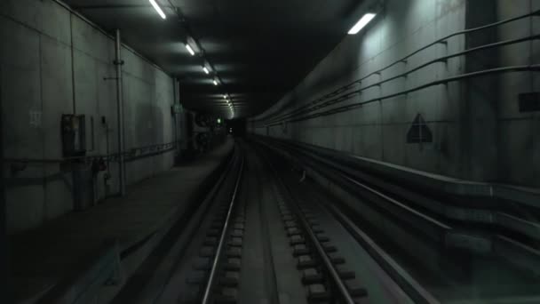 Karanlık metro tünelinde hareket eden trenin kabin görünümü — Stok video