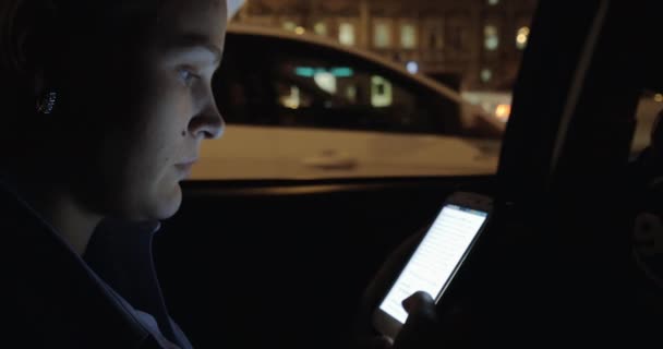 Young woman rides in the back seat of car — Αρχείο Βίντεο