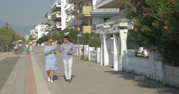 Mujer joven y el hombre va a bailar y usar la tableta en la calle Thessaloniki, Grecia — Vídeo de stock