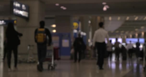 在汉城市，韩国在机场步行的人 — 图库视频影像