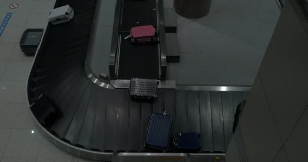 Bagage die aankomt op de transportband in de luchthaven — Stockvideo