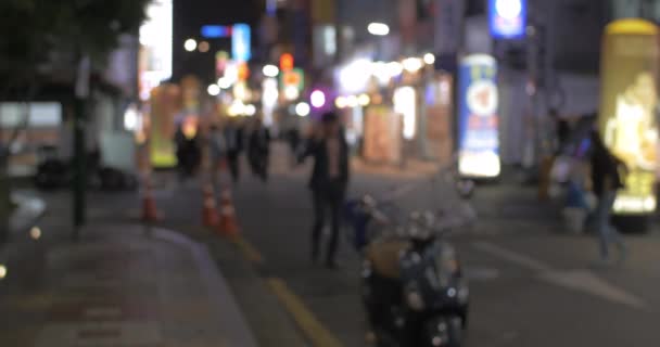 Street with illuminated store banners at night in Seoul, South Korea — Stock Video