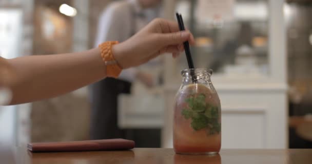 Att ha iskallt uppfriskande cocktail i kaféet — Stockvideo