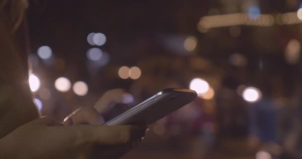 Gros plan de femme écrivant à l'aide de téléphones cellulaires sur fond bokeh 