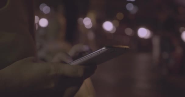 Frau benutzt Handy an der Straße beschäftigt mit Motorrädern in der Nacht hanoi, Vietnam — Stockvideo