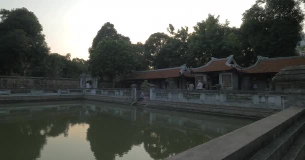 Посещение храма Конфуция. Ханой, Вьетнам — стоковое видео