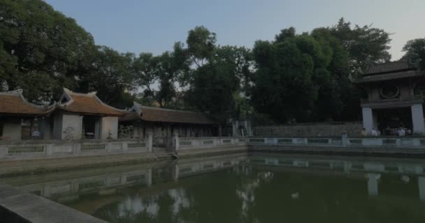 Zwembad in de tempel van Confucius. Hanoi, Vietnam — Stockvideo