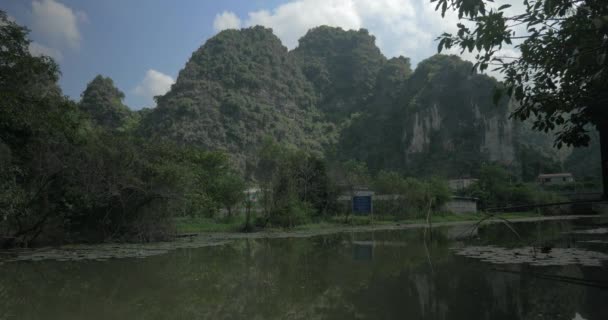 Сцена с водой и островками, Вьетнам — стоковое видео