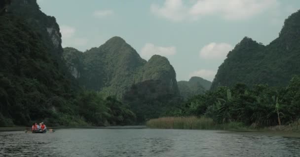 Viajes en barco en Trang An, Vietnam — Vídeo de stock