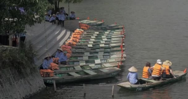 A turisták a kikötésre, Vietnam vitorlás hajó — Stock videók