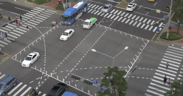 В городе Сеул, Южная Корея на большом перекрестке проезжают автомобили — стоковое видео