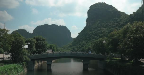 Homem atravessando a ponte em Trang An, Vietnã — Vídeo de Stock