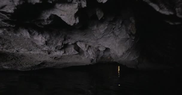 In der Halong-Bucht in Hanoi, Vietnam gesehen Fluss und Grotte — Stockvideo