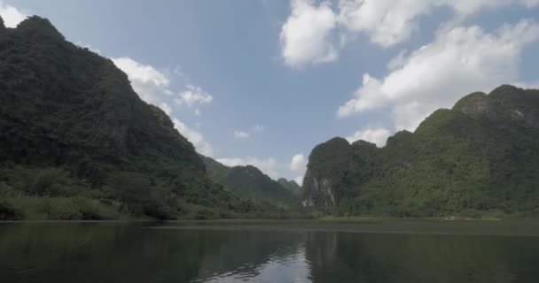 Туристы путешествуют на лодках, чтобы увидеть пейзажи Чанг Ана, Вьетнам — стоковое видео
