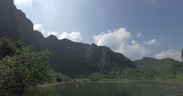 Csónak túra, hogy az egyedi jellege Ha Long Bay, Vietnam — Stock videók