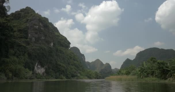 Paisaje escénico de ríos y verdes montañas en Trang An, Vietnam — Vídeo de stock