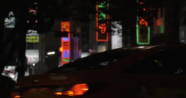 Reklam afişleri ve araba gece Seul, Güney Kore'de trafik — Stok video