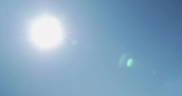 Cielo claro y azul y sol brillante, fuente de energía alternativa - paneles solares — Vídeos de Stock