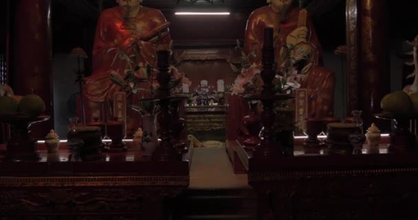 Standbeelden in de tempel van Confucius. Hanoi, Vietnam — Stockvideo