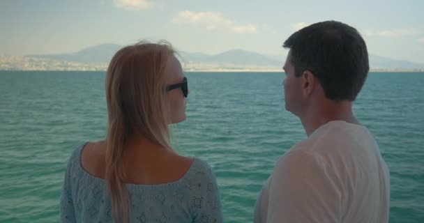 Mujer y hombre hablando en barco contra el paisaje marino Pireo, Grecia — Vídeo de stock