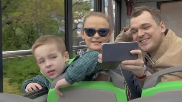 En Viena, Austria en un autobús abierto monta una familia joven con un hijo pequeño — Vídeo de stock