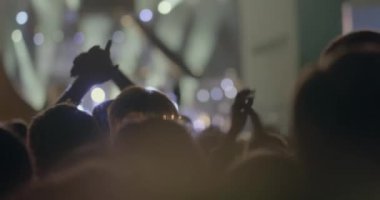 Msu, Moskova'da bir konserde Biz birlikte müzik grubu Kino kalabalık insanların baş üzerinde alkışlamak