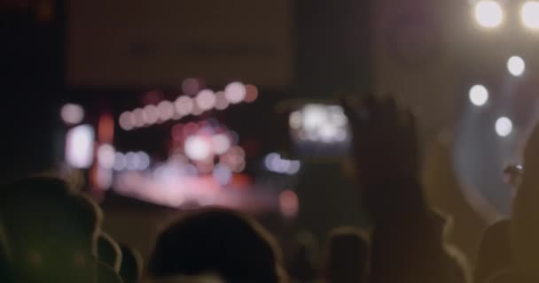 В МГУ, Москва на концерте Мы вместе из музыкальной группы Кино мужские записи видео на мобильный телефон — стоковое видео