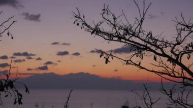 Nea Kallikratia Timelapse, Yunanistan gün batımında ağaç, deniz, güzel bulutlar ve Olympus dağının dalı görüldü
