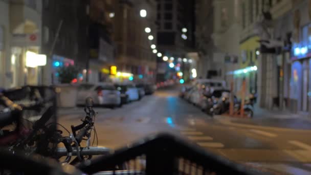 In Wenen, Oostenrijk in de avond straat gezien fietsenstalling — Stockvideo