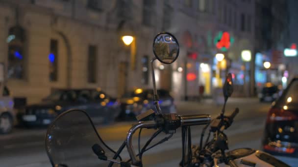 Em Viena, Áustria, na rua à noite vista espelho de motocicleta — Vídeo de Stock