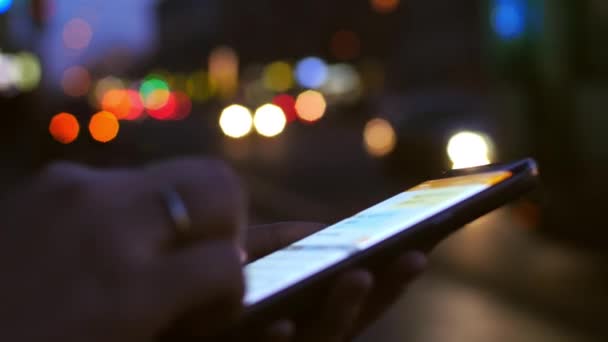 En la calle de la noche una chica trabajando en el teléfono móvil — Vídeo de stock