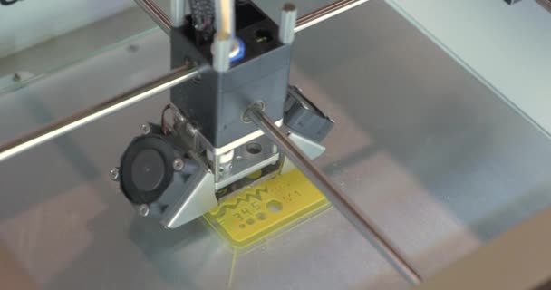 Impressora 3D imprime uma régua escolar — Vídeo de Stock