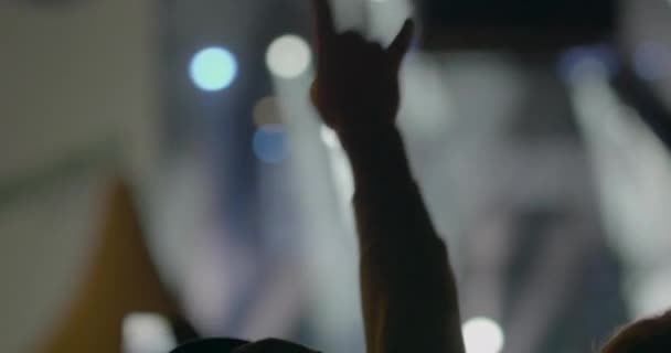 В МГУ, Москва на концерт музична Група кіно чоловік взяв фотографію на мобільний телефон і потім видно з рокер жест рукою — стокове відео