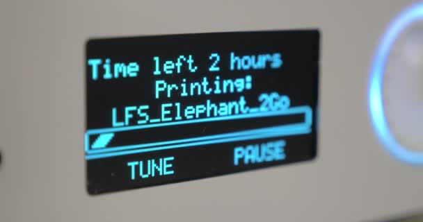 Elektronische Anzeigetafel mit Countdown bis zum Ende der Arbeit des 3D-Druckers — Stockvideo
