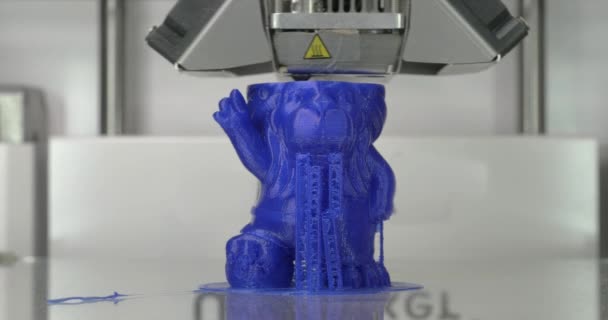 Mechanism of 3D printer working on printing childrens toy — Stock Video