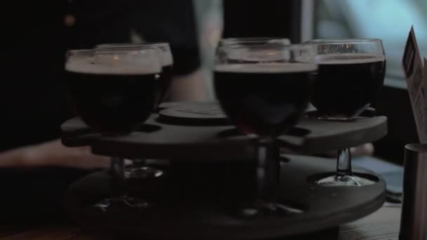 No café na mesa é uma bandeja rotativa de bebidas, menina torce a bandeja e seleciona um copo — Vídeo de Stock