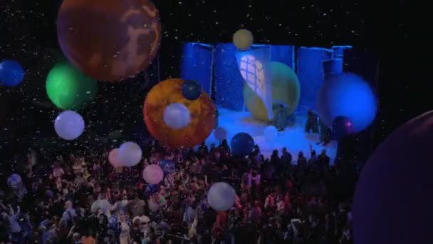 On snow show of Slava Polunin people in the audience applaud and throw up a huge air balls — Stock Video