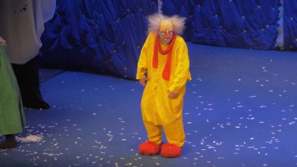 На снігу шоу слава Polunin діє клоун жовтий масті — стокове відео
