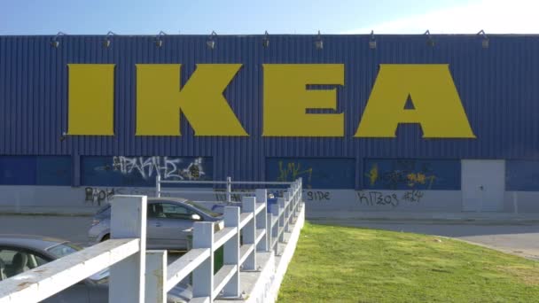 Ve slunečný den vidět zdí obchodu Ikea — Stock video