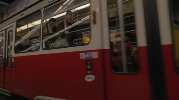 Na szynach jedzie tramwaj z pasażerami — Wideo stockowe