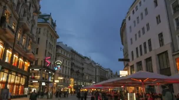 Timelapse de la ciudad nocturna con gente que camina, cafés, edificios y tiendas — Vídeo de stock