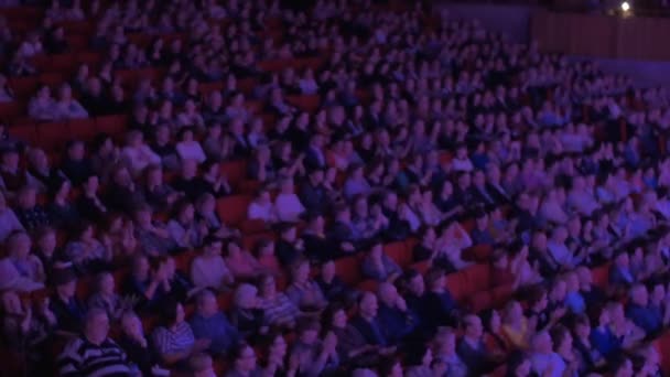Egy csomó ember tapsol a film színház — Stock videók